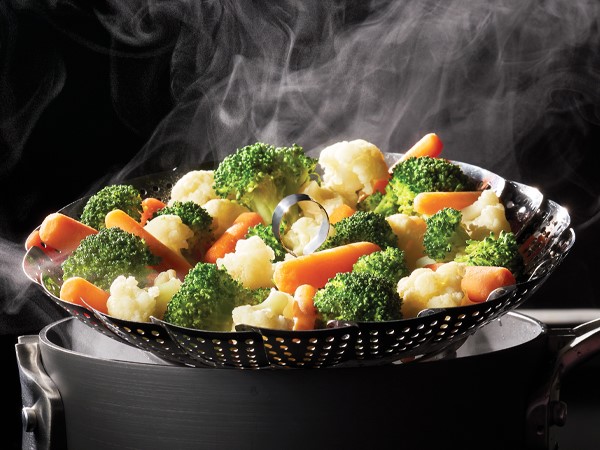  Steaming vegetables